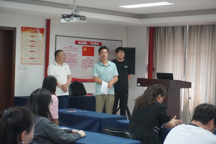 后勤集团副总经理卢文为参赛选手讲解国家“双碳”战略部署
